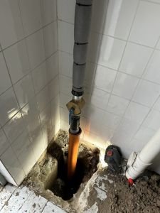 Csőtörés a társasházban