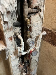 Szivárgás a vízóra mellett